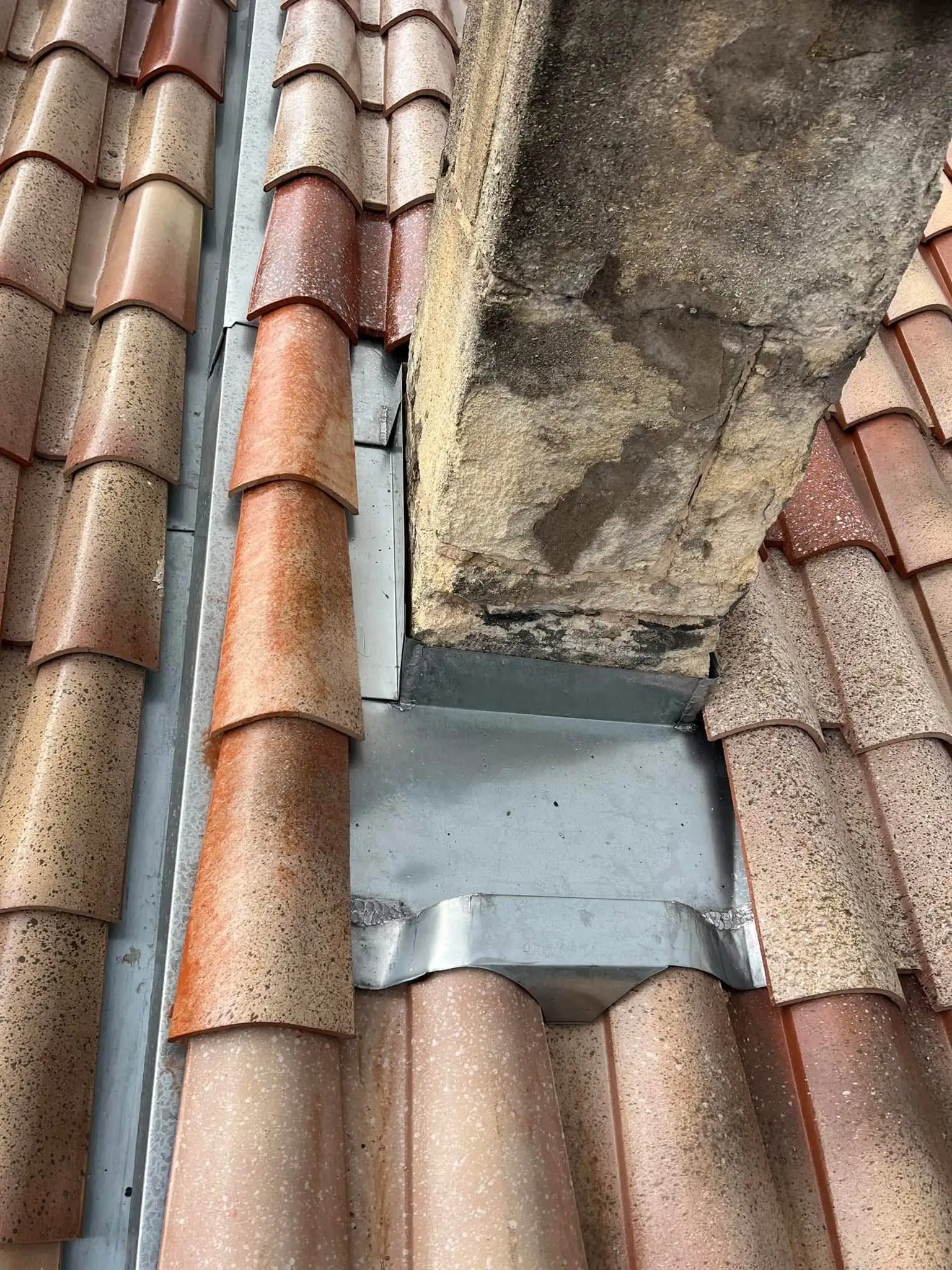 Solin en zinc autour d'une cheminée
